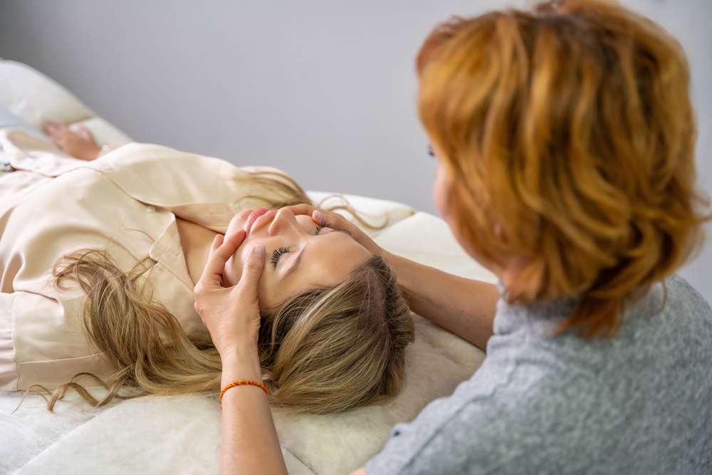 Gezichtsbehandeling bij 4U Skincare: de behandelaar masseert het gezicht van een ontspannen klant
