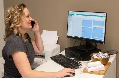 Hanny van Genderen aan de telefoon in de salon